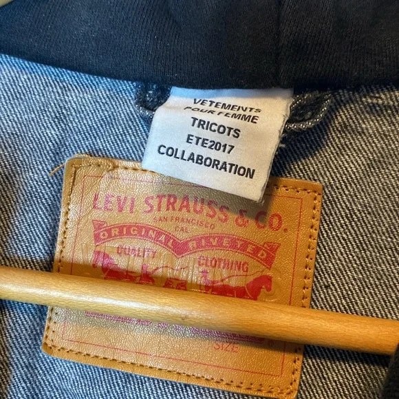 Vetements x Levi’s 2017 Denim Jacket Unisex Large Oversized Black Hooded FLAW